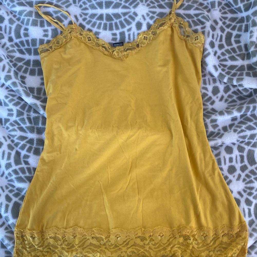 Soft yellow tank